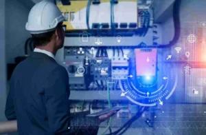 Technicien devant un tableau électrique, interface domotique en surimpression
